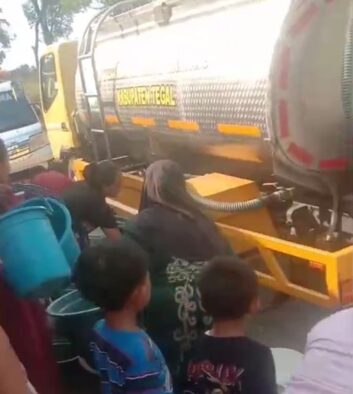 Foto Tangki Air bantuan dari  Ibu Dewan Umi Azkia di Desa Mokaha