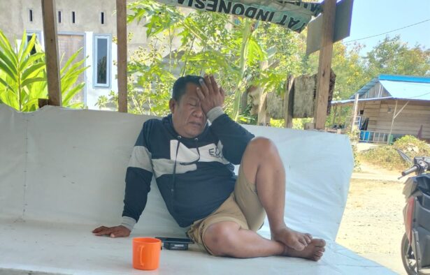 Foto Orang Tua korban Pengeroyokan di Desa Mandaong 