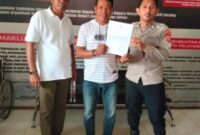 Kepala Desa Orimakurunga Rusdi Sidik Bersama Kuasa Hukum Gafar Tuanany dan Pamapta I, IPDA Abd. Rahim Muhammad Quliem (Goresanmalut.com)