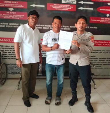 Kepala Desa Orimakurunga Rusdi Sidik Bersama Kuasa Hukum Gafar Tuanany dan Pamapta I, IPDA Abd. Rahim Muhammad Quliem (Goresanmalut.com)