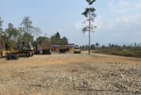 Foto mobilisasi dan mes perusahaan di sisi Jalan SP4 Kobe–Ekor, Haltim.