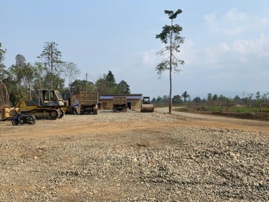 Foto mobilisasi dan mes perusahaan di sisi Jalan SP4 Kobe–Ekor, Haltim.