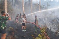 Foto bersama Aparat dan warga Melakukan Pemadaman kebakaran yang terjadi di desa Wayamega kabupaten Halmahera Selatan 