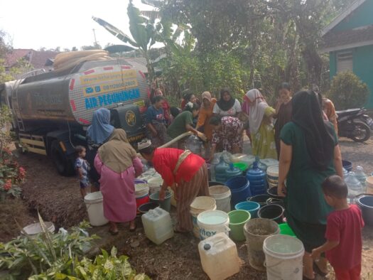 Foto STRAC & Motocross Tegal  Menyalurkan bantuan Air bersih ke Warga Mokaha 