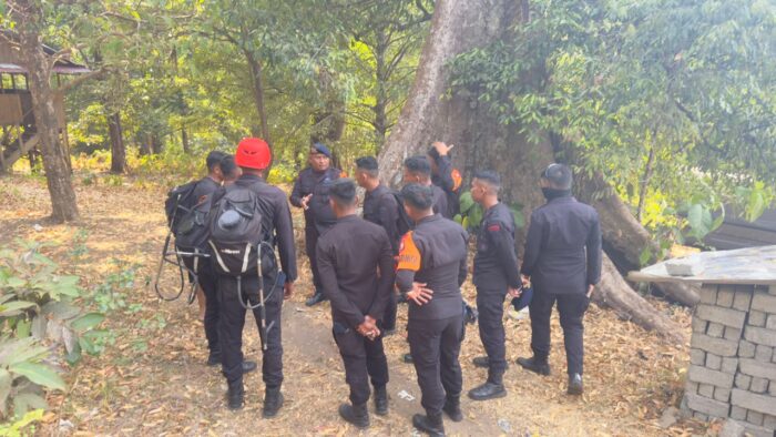 Foto: Personel Brimob Polda Malut tiba di lokasi Karhutla di Kelurahan Moya, Kota Ternate.