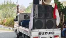 Foto Masa Aksi dan Ketua BARAH Halmahera Selatan Ady H.Adam di di depan Kantor DPRD Kabupaten Halmahera Selatan